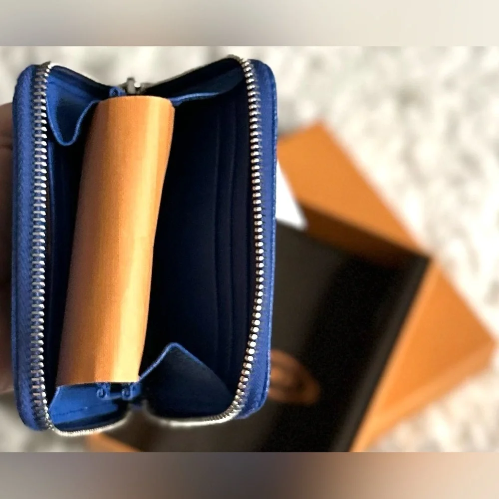 Discontinued Tod’s Blue Pebbled Leather Zip Around Wallet NWT Box Made Italy